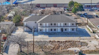 1303 Philadelphia St in Laredo, TX - Building Photo