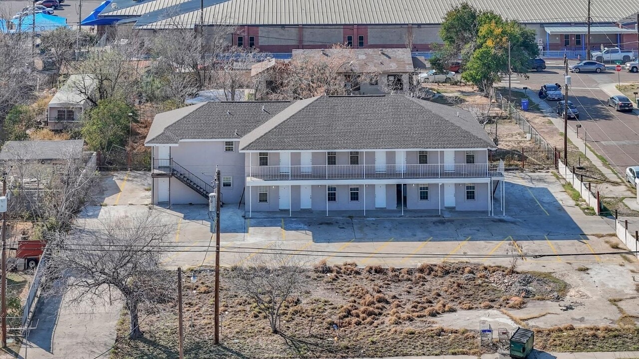 1303 Philadelphia St in Laredo, TX - Building Photo