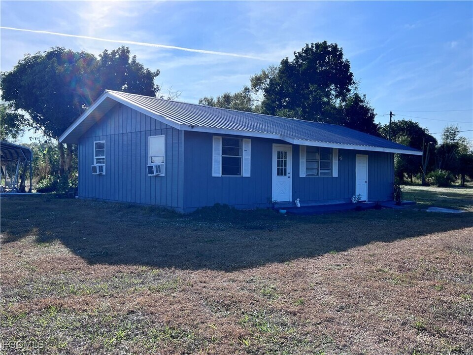 3921 Fort Denaud Rd in Fort Denaud, FL - Building Photo