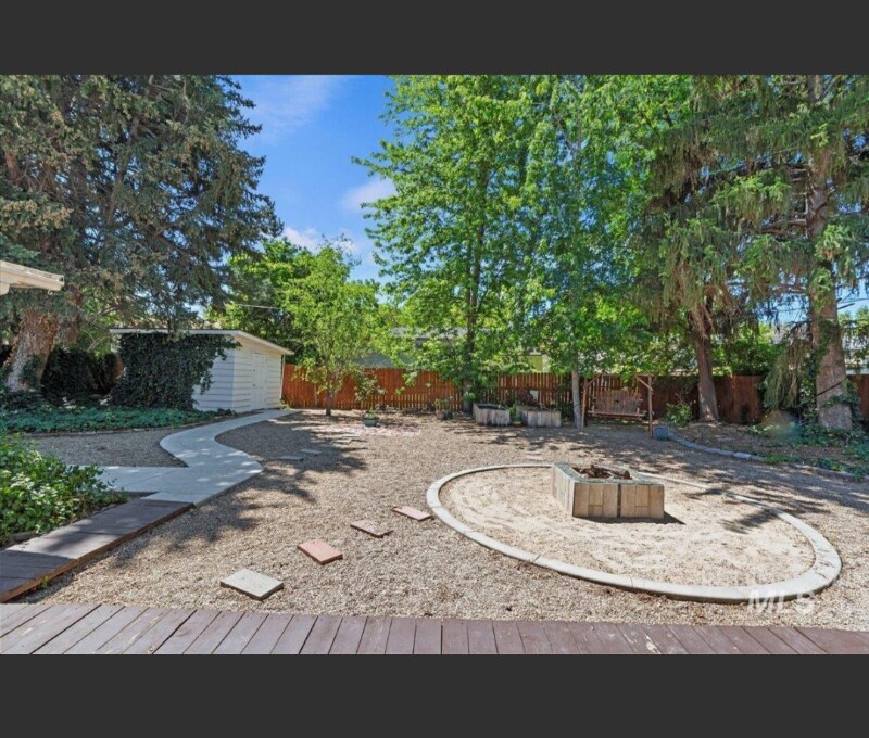 425 W Pine Ave in Meridian, ID - Building Photo