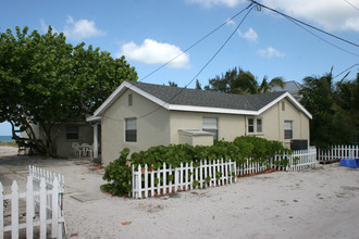 3003 Avenue F in Holmes Beach, FL - Building Photo - Building Photo