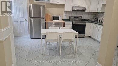 38 Lois Dr in Vaughan, ON - Building Photo - Building Photo