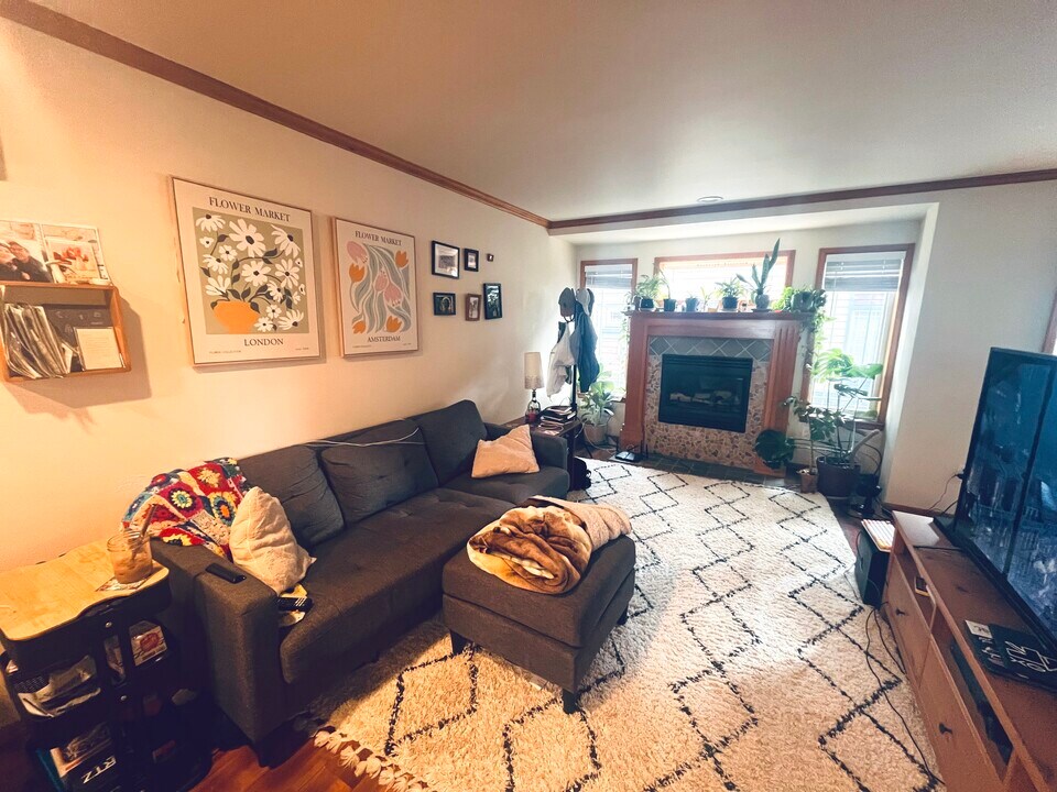 933 N 105th St in Seattle, WA - Building Photo