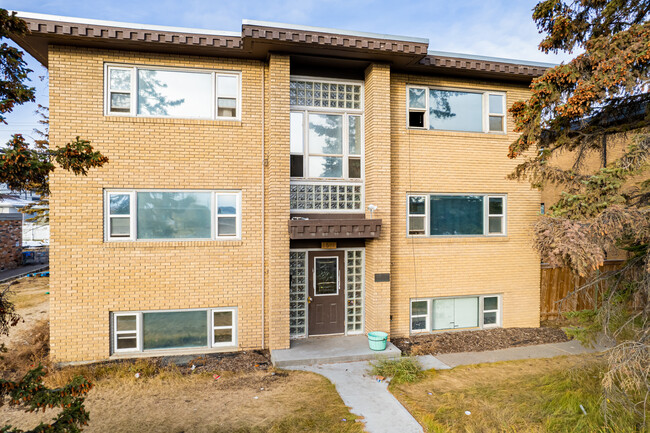 1608 38 St SW in Calgary, AB - Building Photo - Building Photo