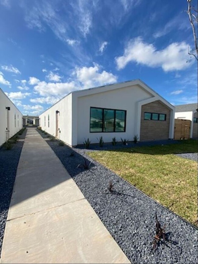 1412 E Iris Ave in McAllen, TX - Building Photo - Building Photo