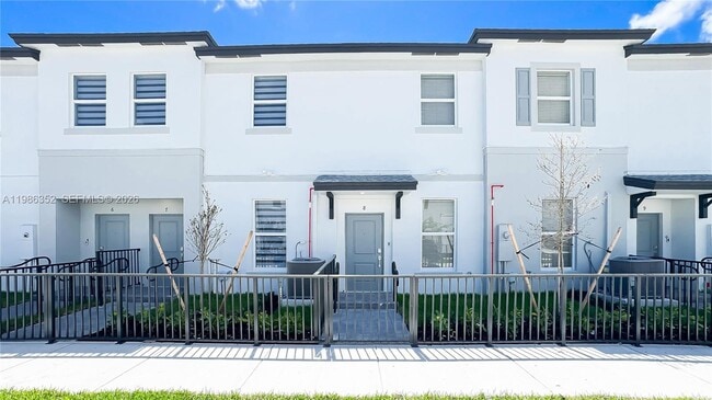 12476 SW 248th St in Princeton, FL - Foto de edificio - Building Photo