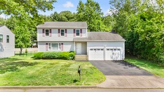 21 Lyda Dr in Milford, CT - Building Photo