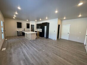 7404 N Paw St in Wasilla, AK - Building Photo - Building Photo