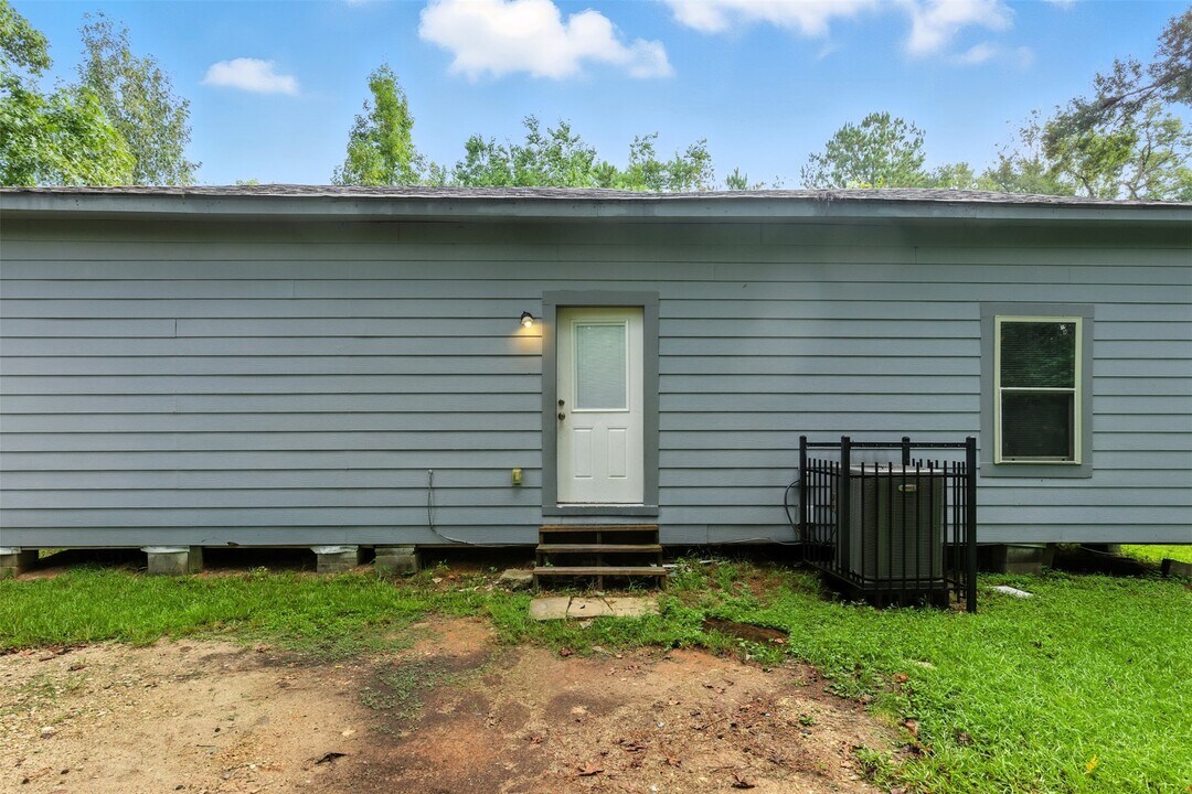 1718 N Travis Ave in Cleveland, TX - Building Photo