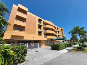 2441 SW 31st Ave, Unit 307 in Miami, FL - Foto de edificio - Building Photo