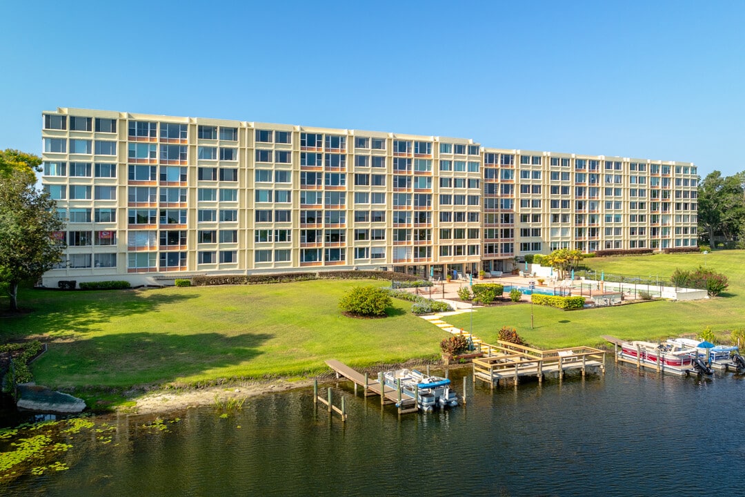 Spring Lake Towers in Winter Haven, FL - Foto de edificio