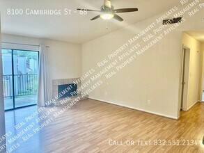 8100 Cambridge St in Houston, TX - Building Photo - Building Photo