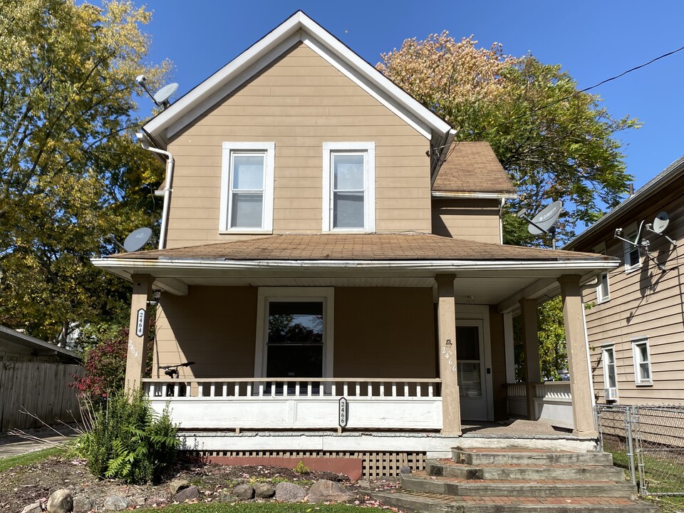 2466 3rd St, Unit Front in Cuyahoga Falls, OH - Foto de edificio