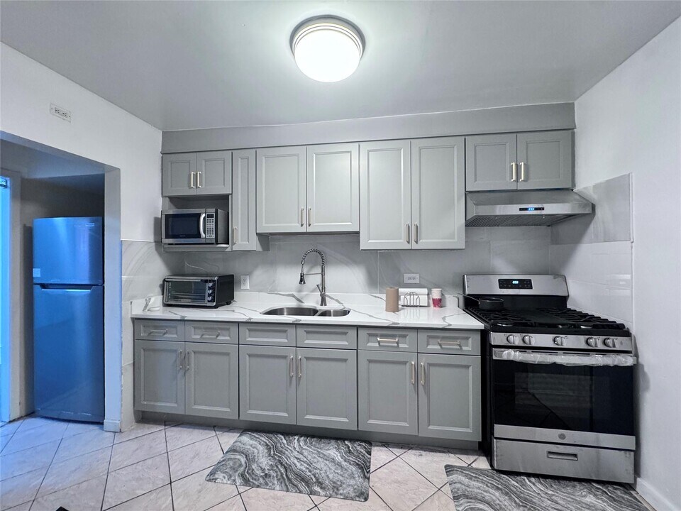 237-18 92nd Rd in Queens, NY - Building Photo