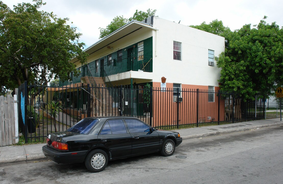 1720 NW 1st Pl in Miami, FL - Building Photo