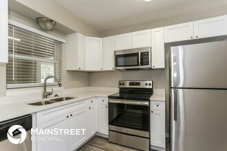 2124 Almeria Way S in St. Petersburg, FL - Foto de edificio - Building Photo