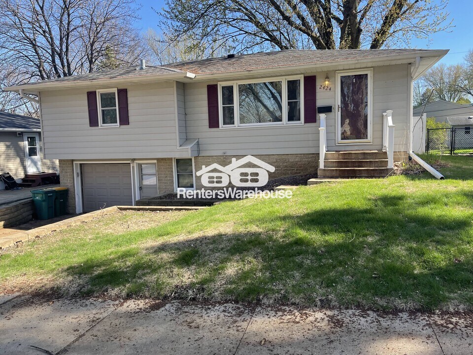 2424 25th St NW in Rochester, MN - Building Photo