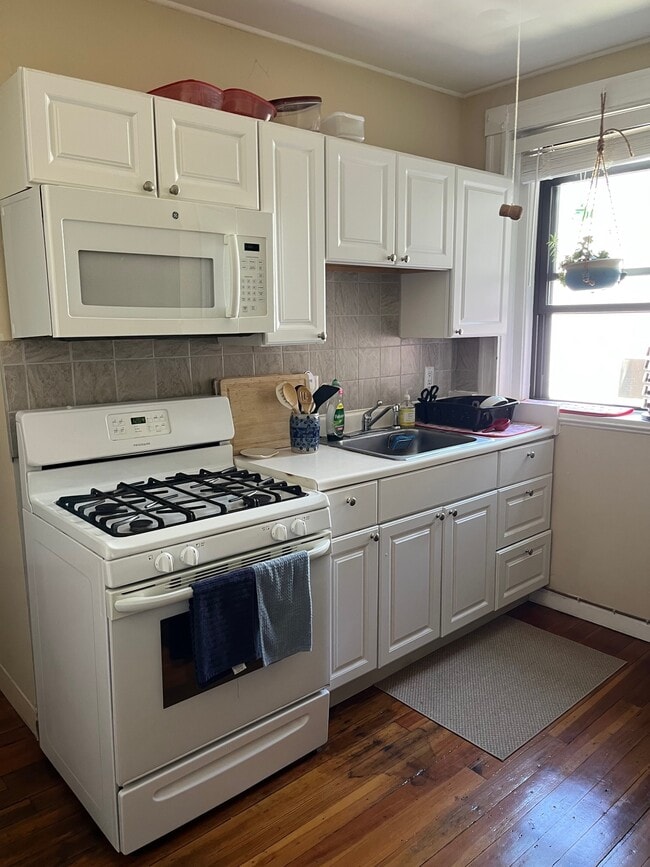 22 Linden Pl, Unit 1 in Brookline, MA - Building Photo - Building Photo