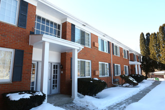 COLONIAL APARTMENTS in Flushing, MI - Foto de edificio - Building Photo