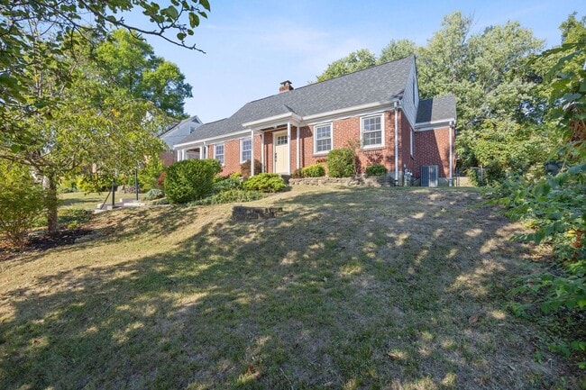 1377 Collinsdale Ave in Cincinnati, OH - Building Photo - Building Photo