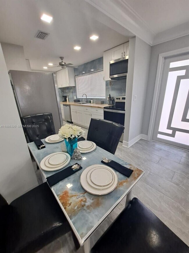 2242 Polk St in Hollywood, FL - Building Photo - Building Photo