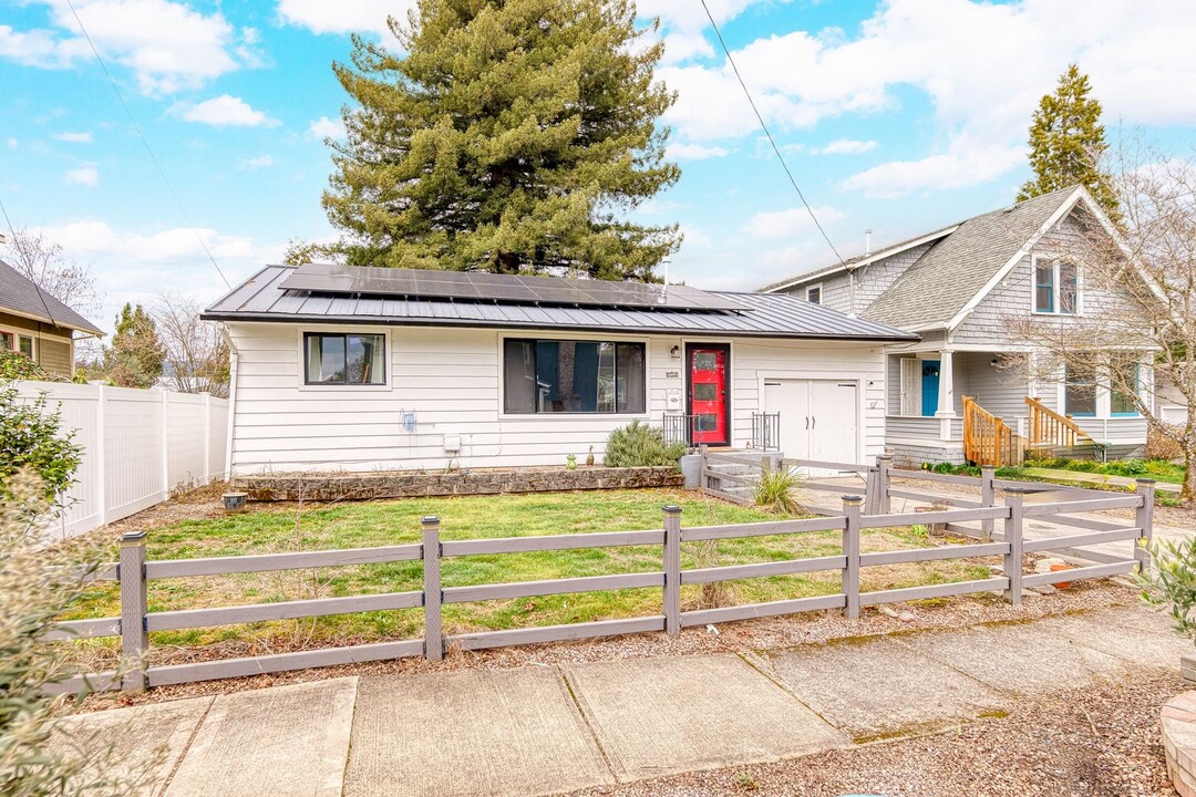 711 E North St in Newberg, OR - Foto de edificio