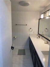 2020 Oakland Hills Dr in Corona, CA - Foto de edificio - Building Photo