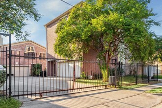 9710 Riddlewood Ln in Houston, TX - Foto de edificio - Building Photo