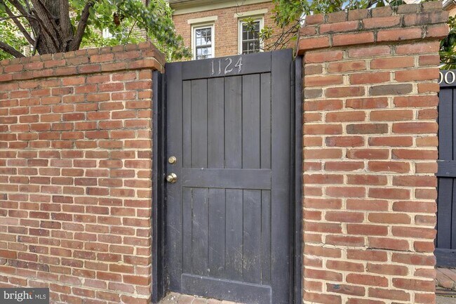 1124 N Pitt St in Alexandria, VA - Building Photo - Building Photo