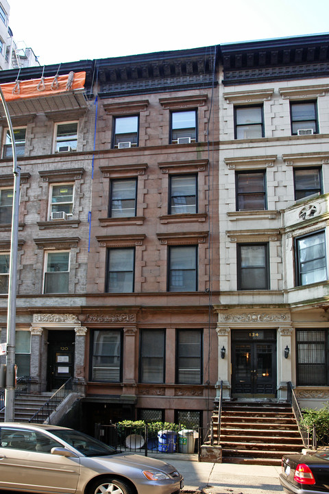 132 W 73rd St in New York, NY - Building Photo