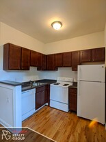 633 W Barry Ave, Unit 104 Apartments