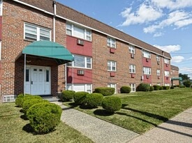 Oak Ridge Apartments in Runnemede, NJ - Building Photo