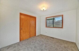 1853 Valley View Dr in Medford, OR - Building Photo - Building Photo