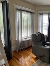 10 Pine St, Unit 1st floor right in Leominster, MA - Foto de edificio - Building Photo