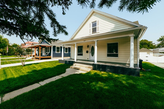 property at 317 W Brundage St