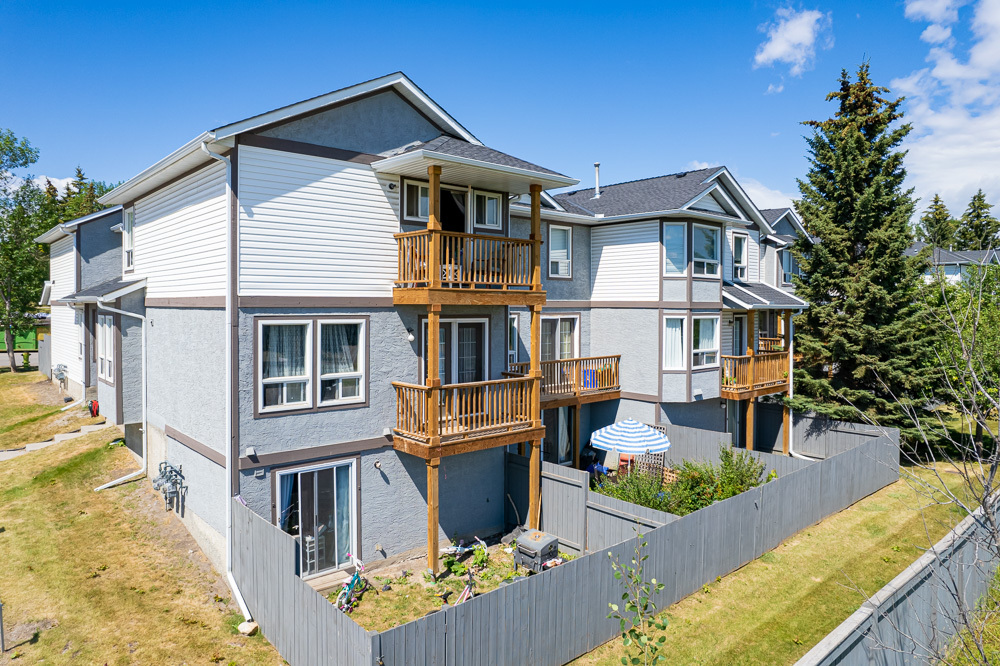 1002 Signal Hill SW in Calgary, AB - Building Photo