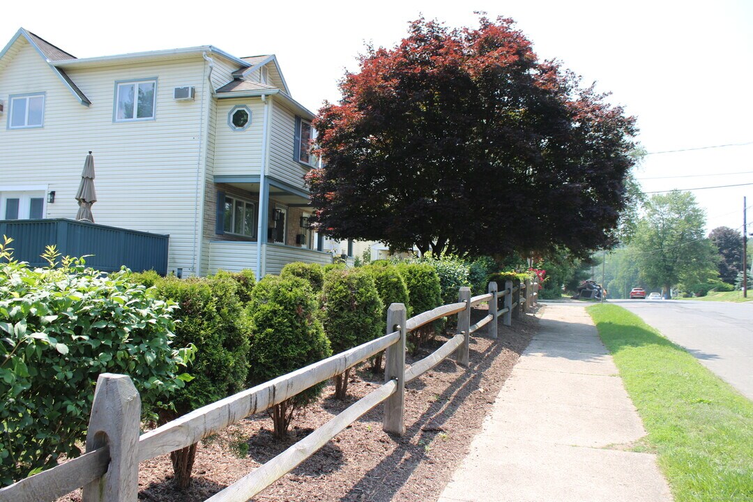 99 Curtiss St in Bristol, CT - Building Photo