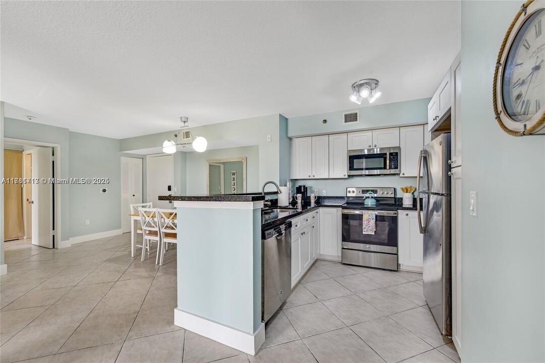 19501 E Country Club Dr, Unit 9503 in Miami, FL - Foto de edificio