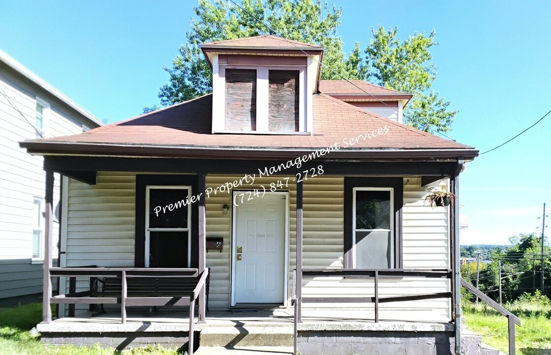 6 W Sharp St in New Castle, PA - Building Photo