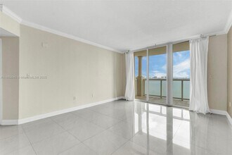 1625 Kennedy Cswy in North Bay Village, FL - Building Photo - Building Photo