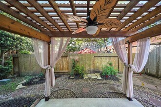 2351 Summit Way Ct in Houston, TX - Building Photo - Building Photo