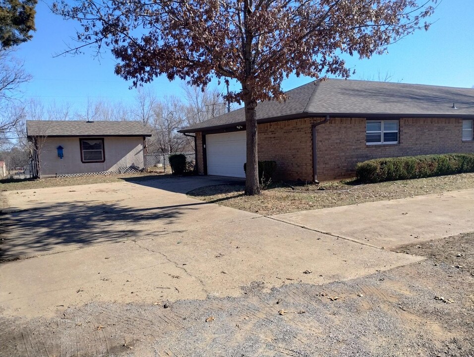 54 Sharon Rd in Lawton, OK - Building Photo