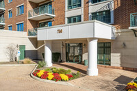 Library Courte Condominiums in Des Plaines, IL - Foto de edificio - Building Photo