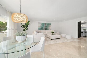 7155 Los Pinos Blvd in Coral Gables, FL - Building Photo - Building Photo