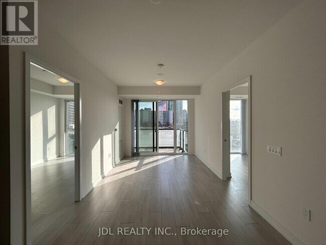 5858 Yonge St in Toronto, ON - Building Photo - Building Photo