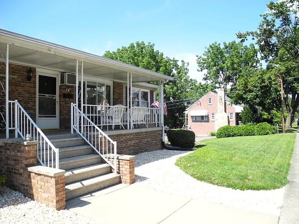 12-14 N Phillips Ave in Waynesboro, PA - Building Photo