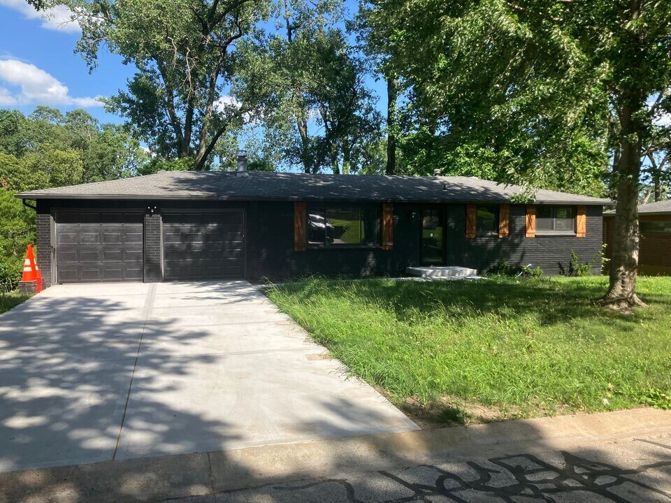 5013 NW Ridgewood Dr in Kansas City, MO - Building Photo