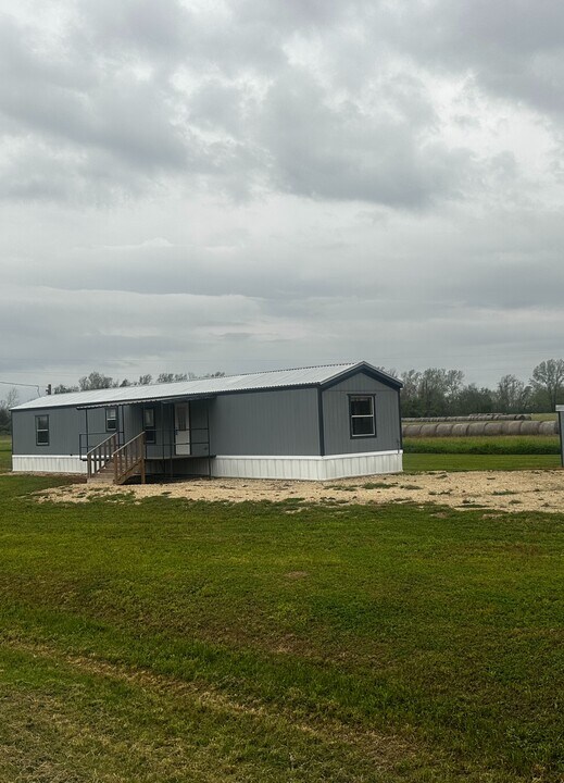 105 Co Rd 230 in Wharton, TX - Building Photo