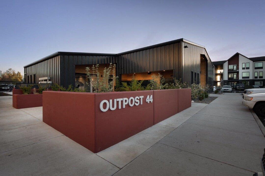 Outpost 44 in Bend, OR - Foto de edificio