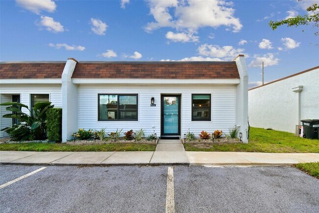 9032 Mission Oaks Blvd, Unit F in Seminole, FL - Foto de edificio - Building Photo